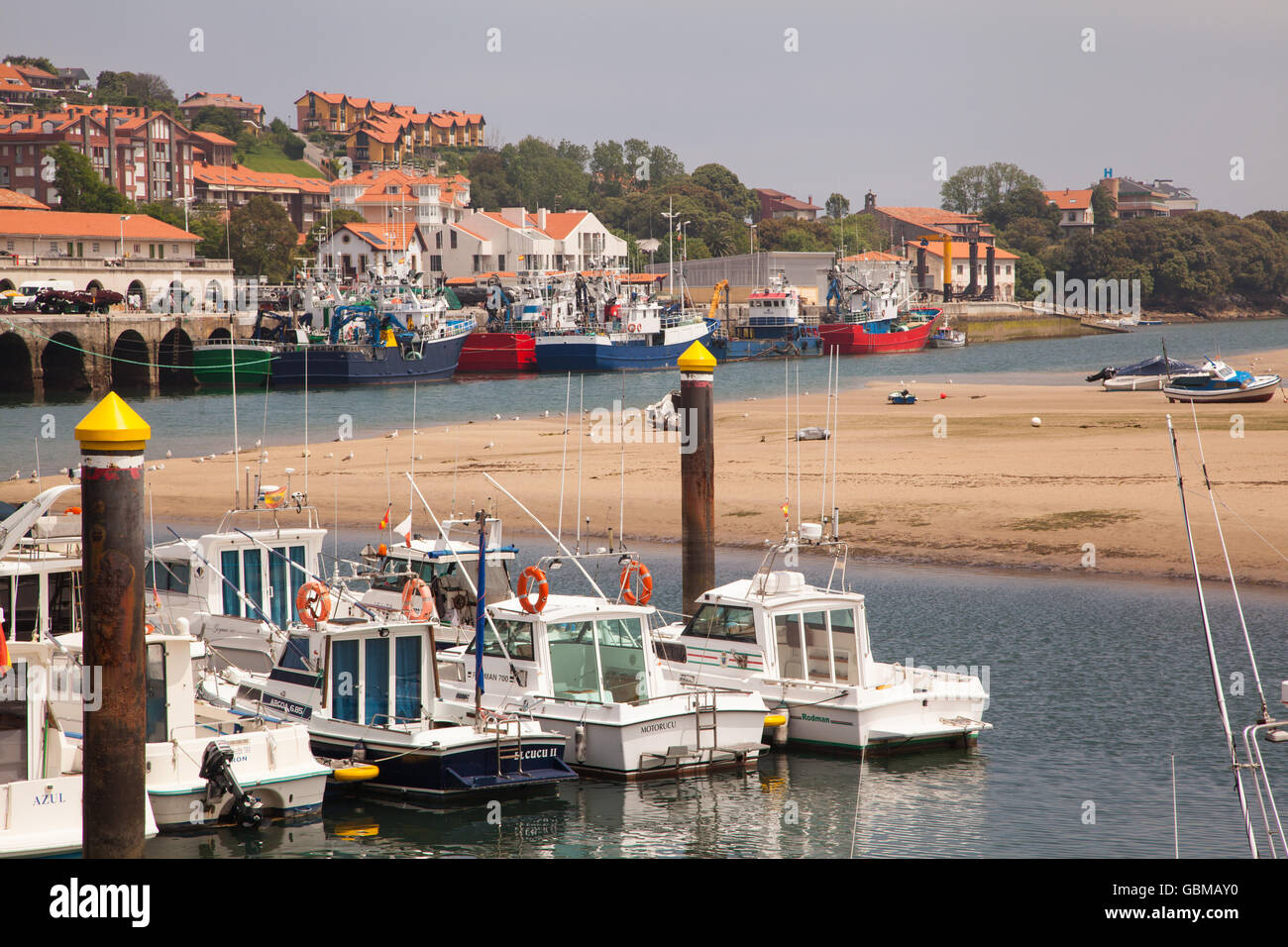 Vistas del puerto y del puerto de San Vicente de la Barquera en Cantabria, al norte de España Foto de stock