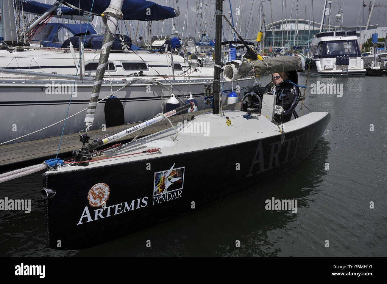 Marinero quadripléjico discapacitado, Hilary Lister a bordo de su barco