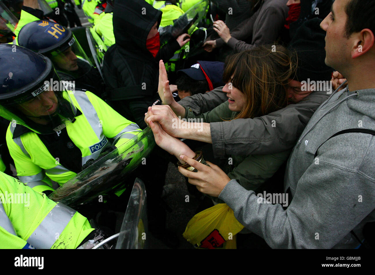 Los activistas de la EDO aplastados chocan con la policía mientras se dirigen a Brighton, East Sussex, durante una protesta del día de Mayo. Foto de stock