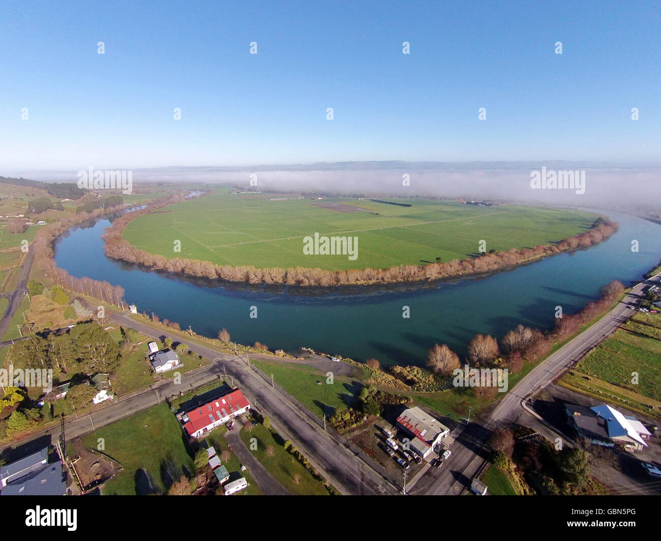 Kaitangata y Río Clutha, cerca de Balclutha, Distrito Clutha, South Otago, Isla del Sur, Nueva Zelanda - antena drone Foto de stock