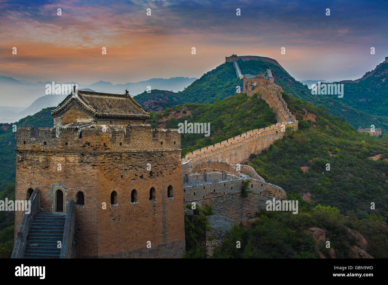 Tour caminando Jinshanling la Gran Muralla Foto de stock