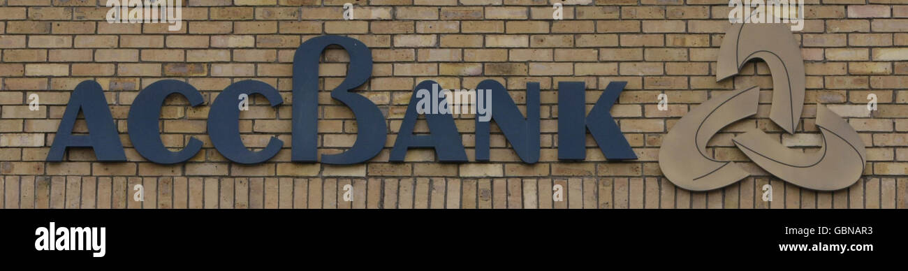 Trabajos a ser enviados en ACC Bank. El logotipo del ACC Bank en la sede central de Dublín, como anunció el banco, reducirá 200 puestos de trabajo. Foto de stock