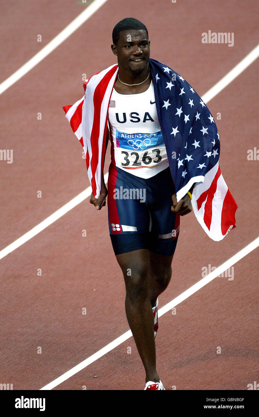 Usas justin gatlin celebra ganar oro con la bandera americana fotografías e  imágenes de alta resolución - Alamy
