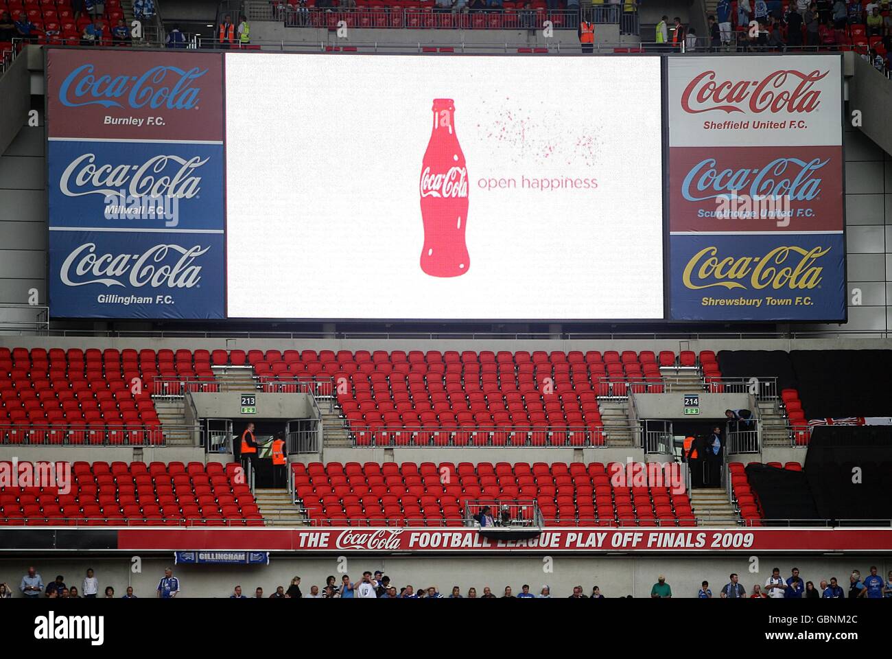 Fútbol - Coca-Cola Football League Two - Juega - Final - Gillingham v Shrewsbury Town - Wembley Stadium. Vista general de la gran pantalla en el estadio de Wembley Foto de stock