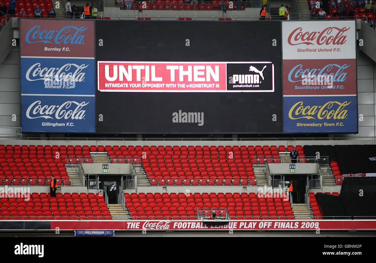 Fútbol - Coca-Cola Football League Two - Juega - Final - Gillingham v Shrewsbury Town - Wembley Stadium. Vista general de la gran pantalla en el estadio de Wembley Foto de stock