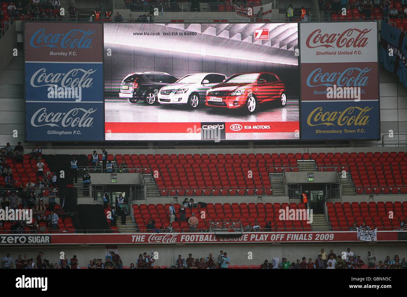 Fútbol - Coca-Cola Football League Championship - Juega - Final - Burnley v Sheffield United - Wembley Stadium. Una vista de la gran pantalla a la mitad del tiempo Foto de stock