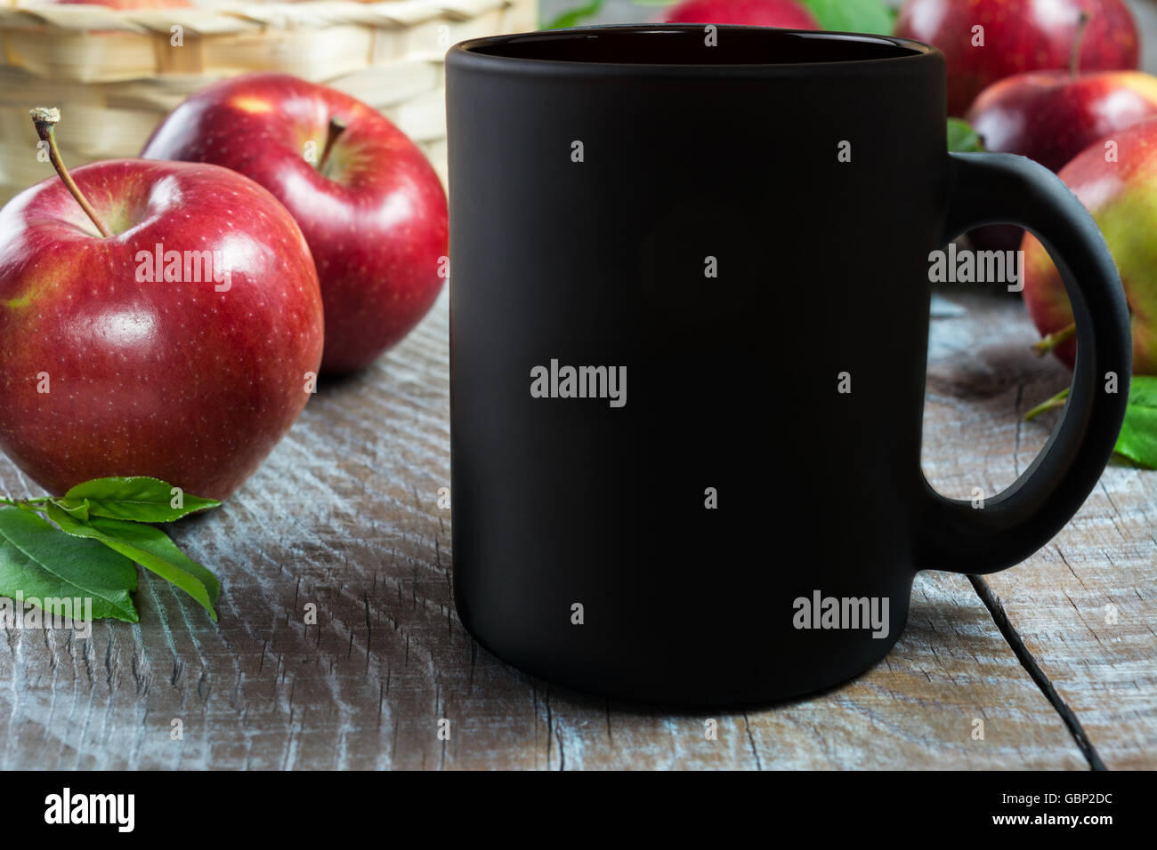 Taza de café negro boceto con manzanas. Taza vacía el boceto para presentación de producto. Maqueta de la taza de café. Foto de stock