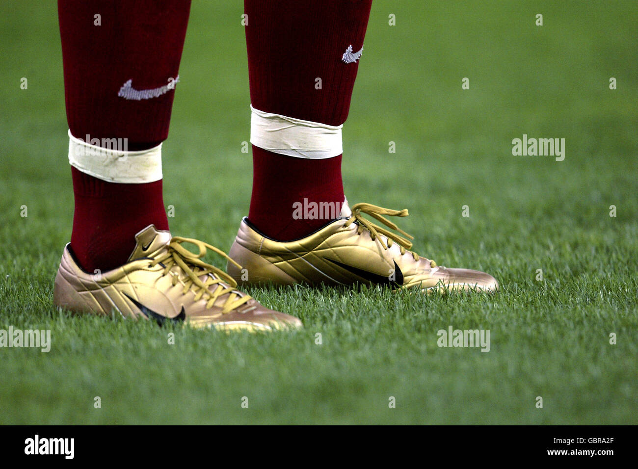 Gold soccer boots fotografías e imágenes de alta resolución - Alamy