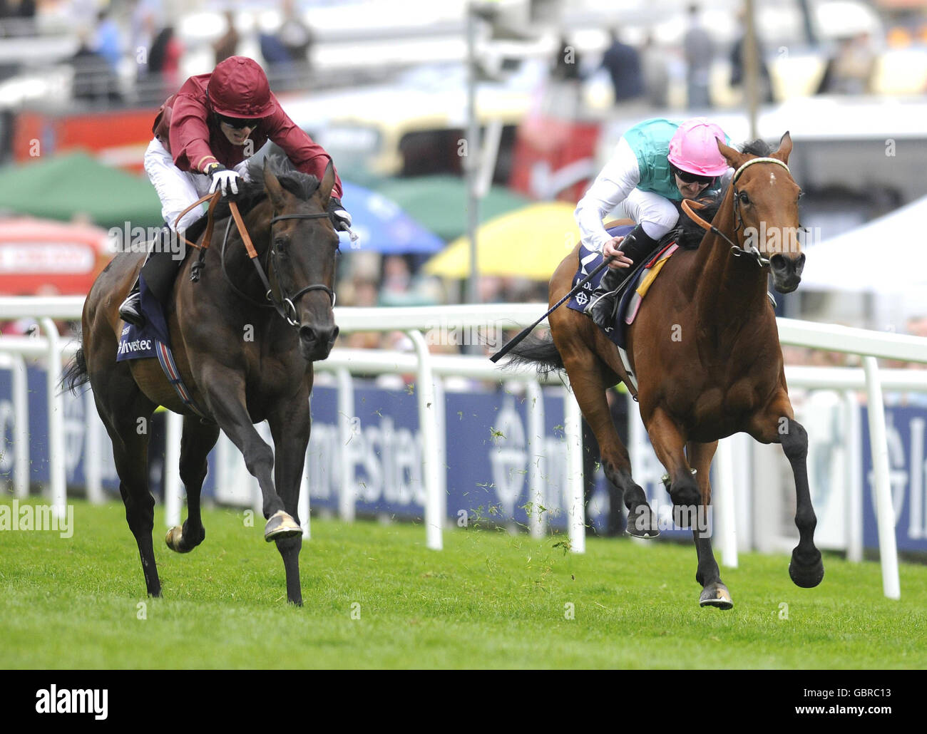 Sariska montado por Jamie Spencer (izquierda) ganar los robles de Investec desde el mediodía y Tom Queally durante el día de las damas de Investec en el hipódromo de Epsom, Londres. Foto de stock