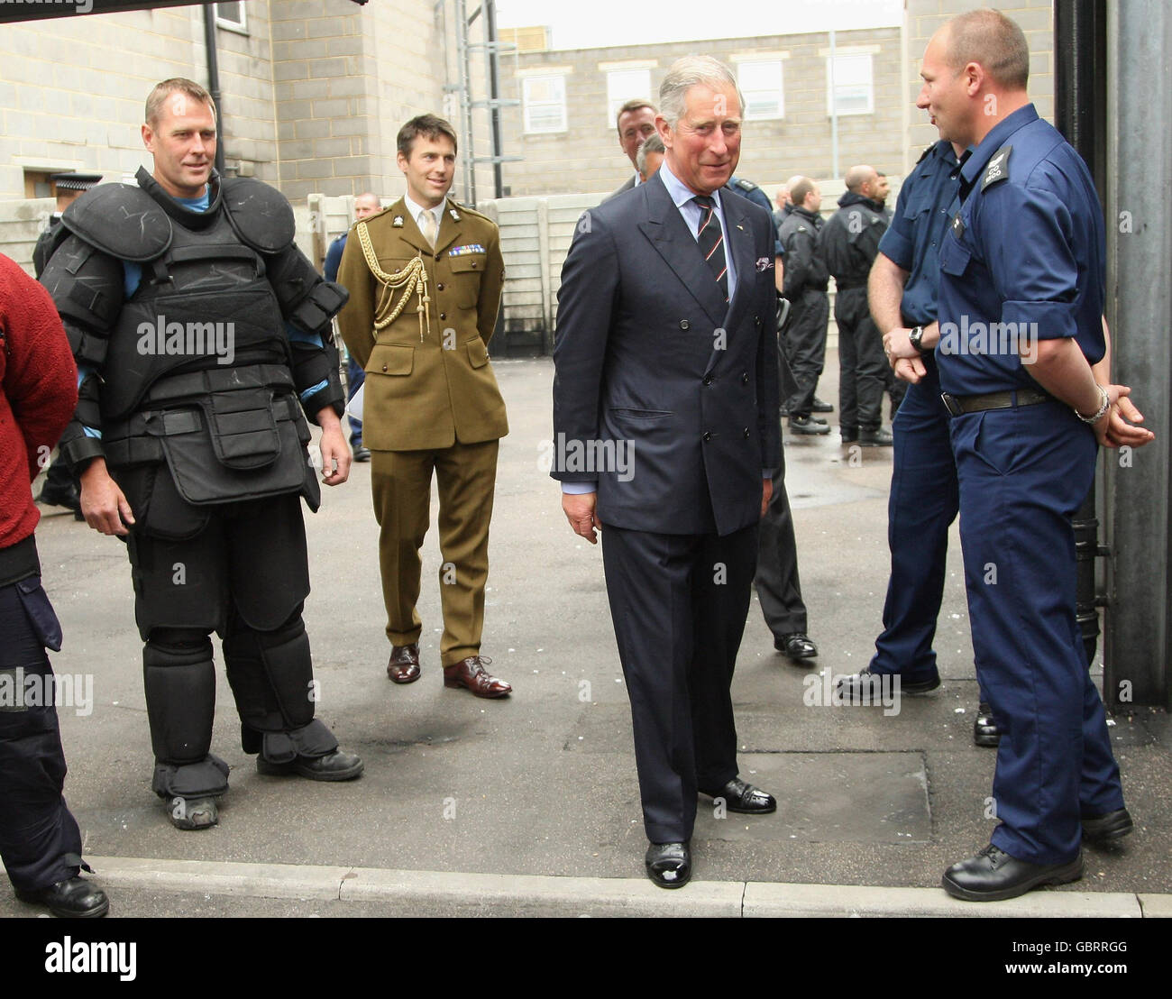 El Príncipe de Gales se reúne con CO19 oficiales en el Centro Metropolitano de Formación de Especialistas en Policía de Gravesend, Kent. Foto de stock