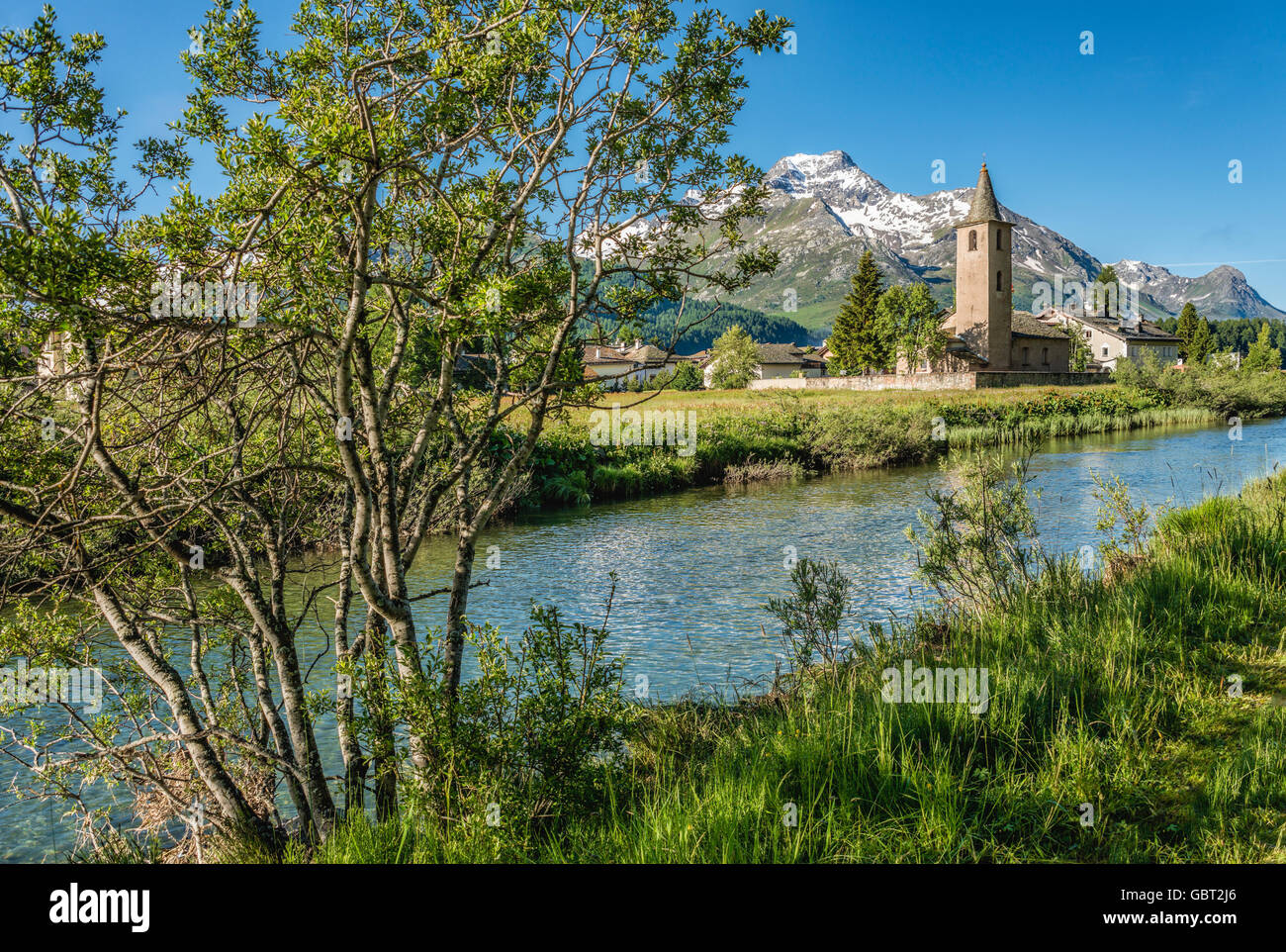 Iglesia de los Silos-Baselgia en el Lago de los Silos en verano, Suiza Foto de stock