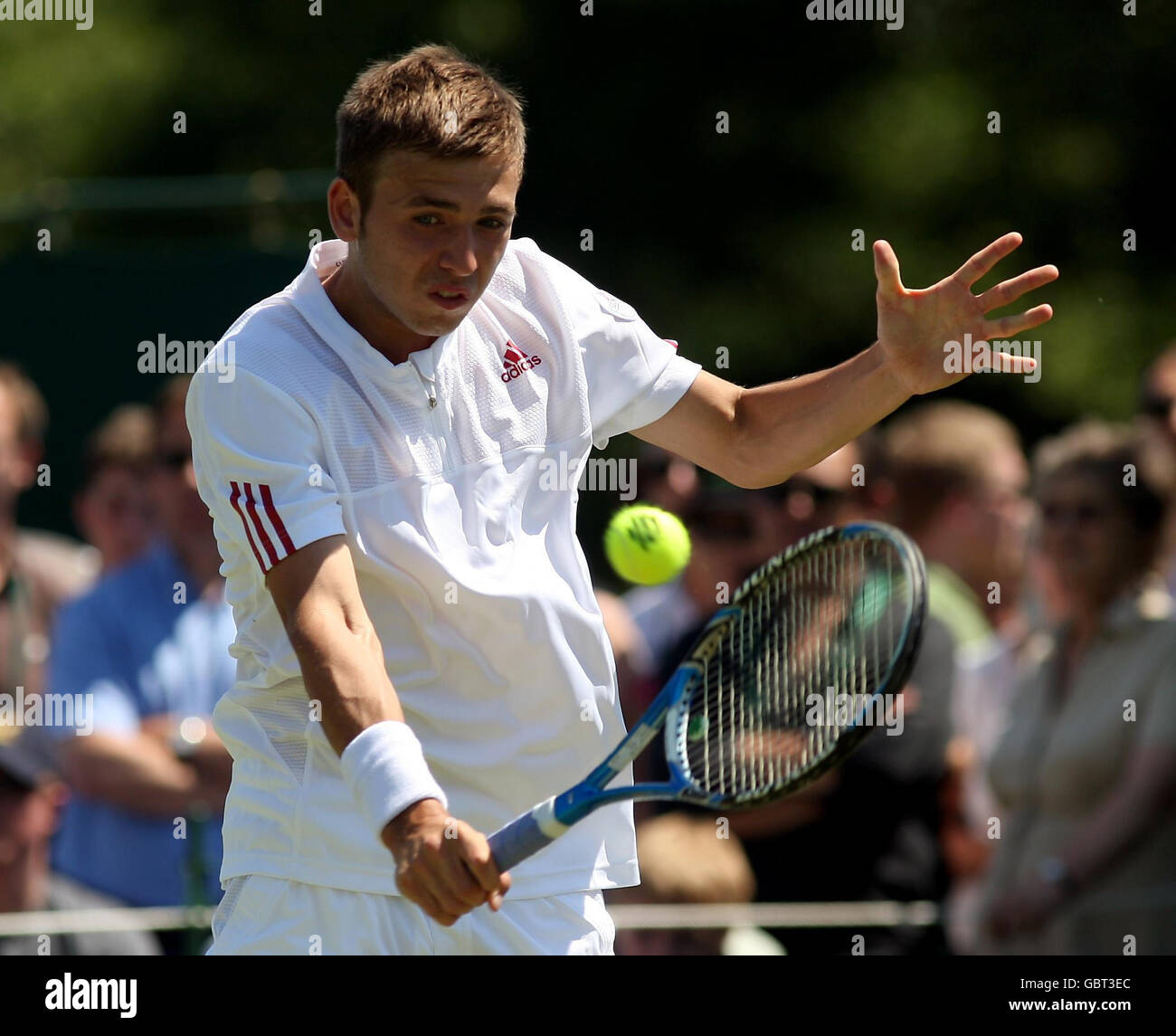 Daniel Evans de Gran Bretaña en acción contra Nikolay Davydenko de Rusia durante el Campeonato de Wimbledon 2009 en el All England Lawn Tennis and Croquet Club, Wimbledon, Londres. Foto de stock