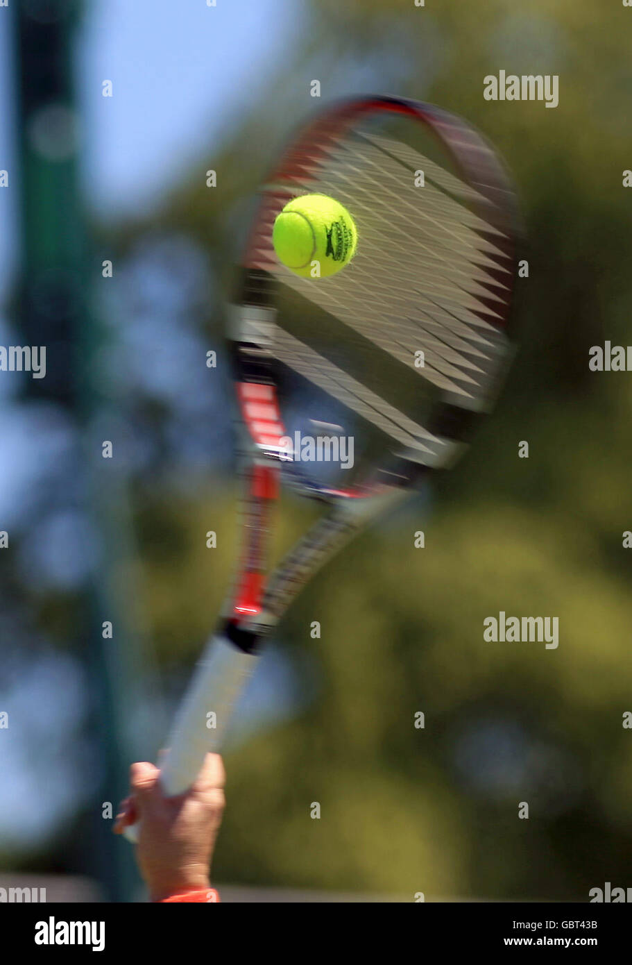 Reinas de tenis golpear tiro raqueta pelota muñequera mangak fotografías e  imágenes de alta resolución - Alamy