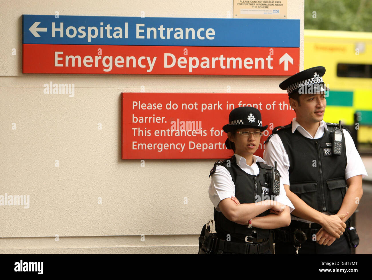 Los agentes de policía se encuentran en las afueras del Chelsea y el Westminster Hospital, en Chelsea, al oeste de Londres, donde la ex primera ministra Margaret Thatcher ha sido admitida después de romper el brazo. Foto de stock