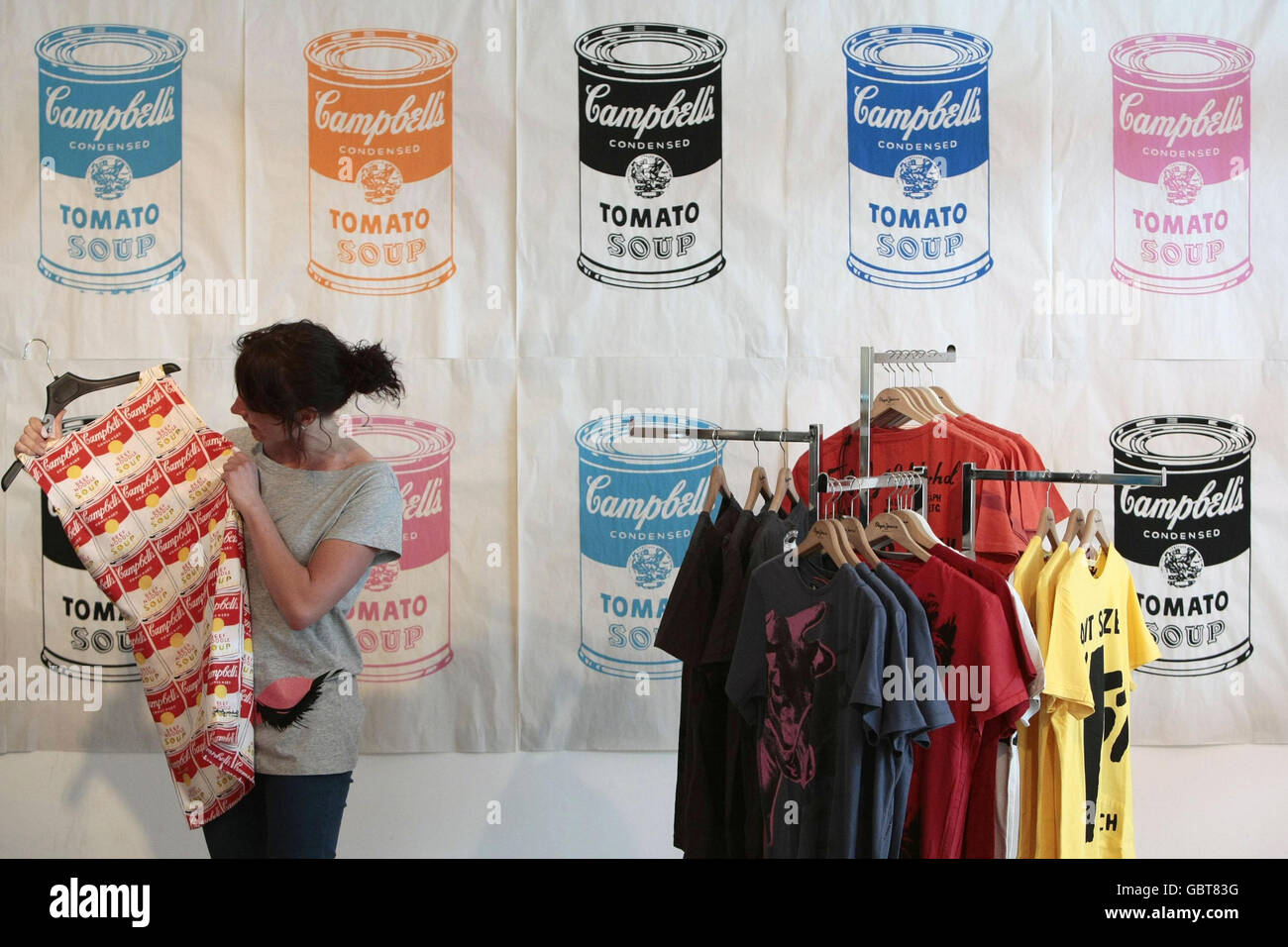 Una mujer mira un vestido en la nueva tienda 'Andy Warhol de Pepe Jeans' en  Kingly Court, cerca de Carnaby Street, durante el Swinging Carnaby Festival  en Carnaby Street, Londres Fotografía de