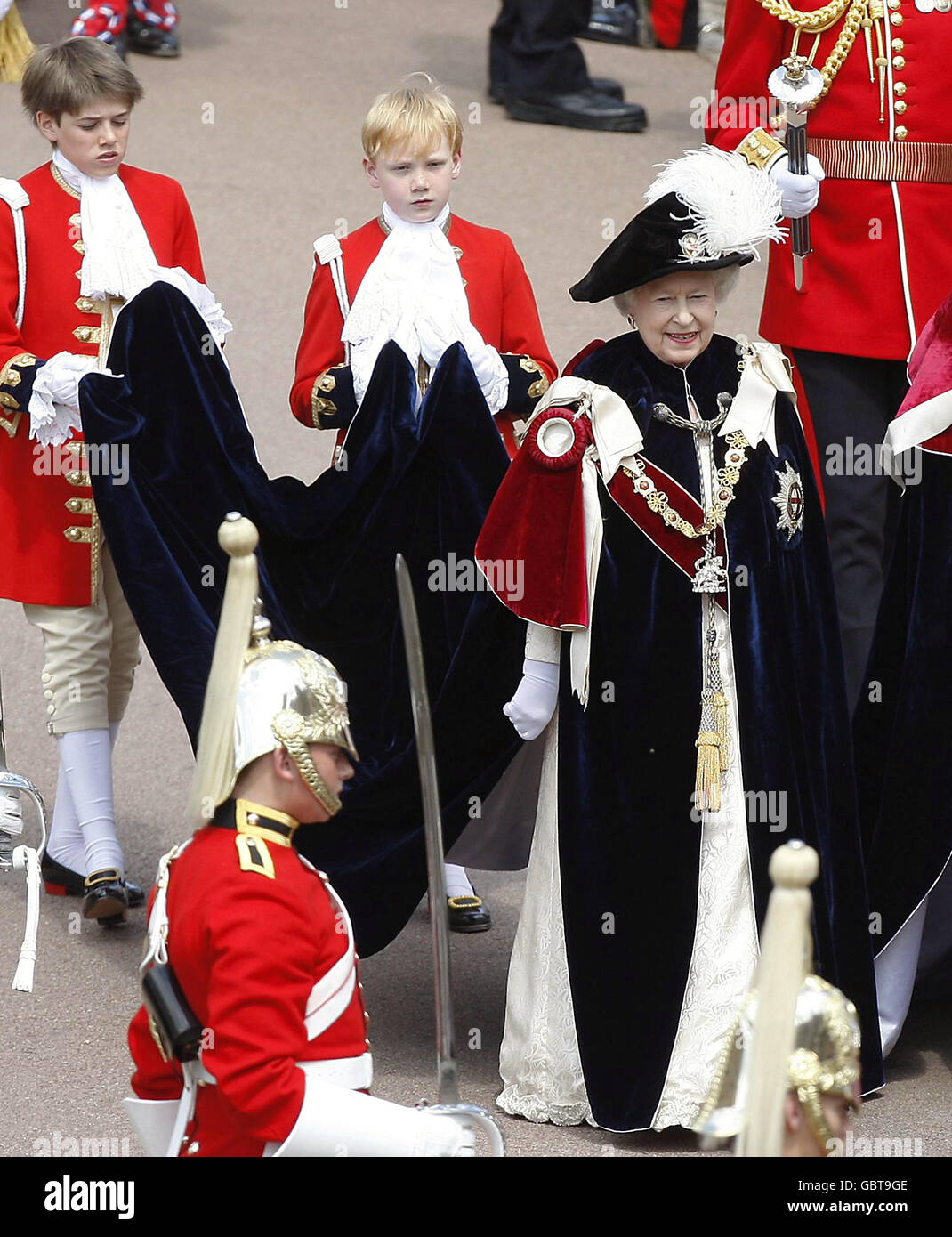 La Reina Isabel II de Gran Bretaña procesa para asistir a la Orden del Servicio de la Garter en Windsor. Foto de stock