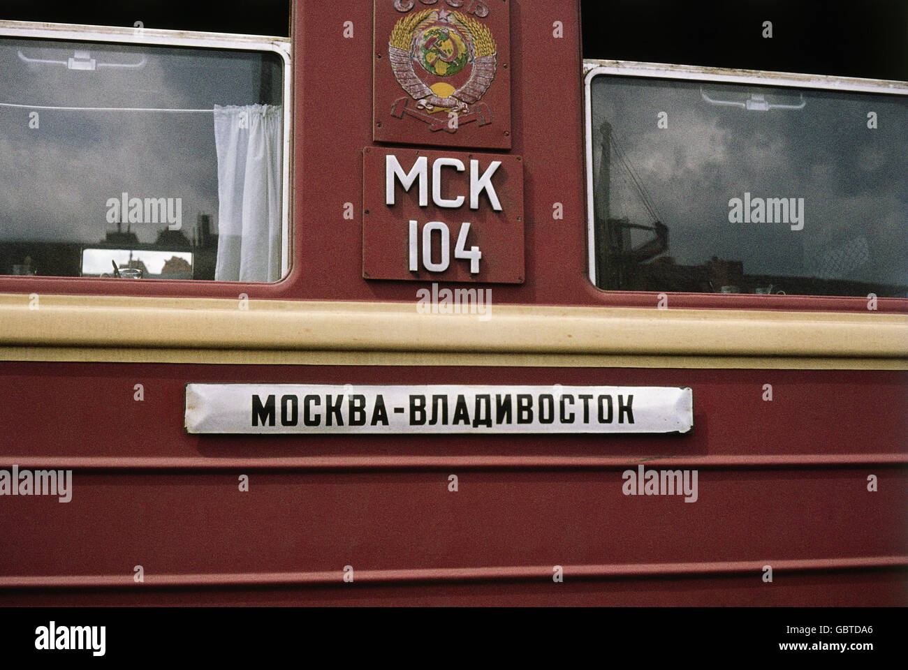 Geografía / viajes, Rusia, Siberia, transporte / transporte, Ferrocarril Transiberiano, transporte ferroviario con cartel: Moscú - Vladivostok, 1974, Derechos adicionales-Clearences-no disponible Foto de stock