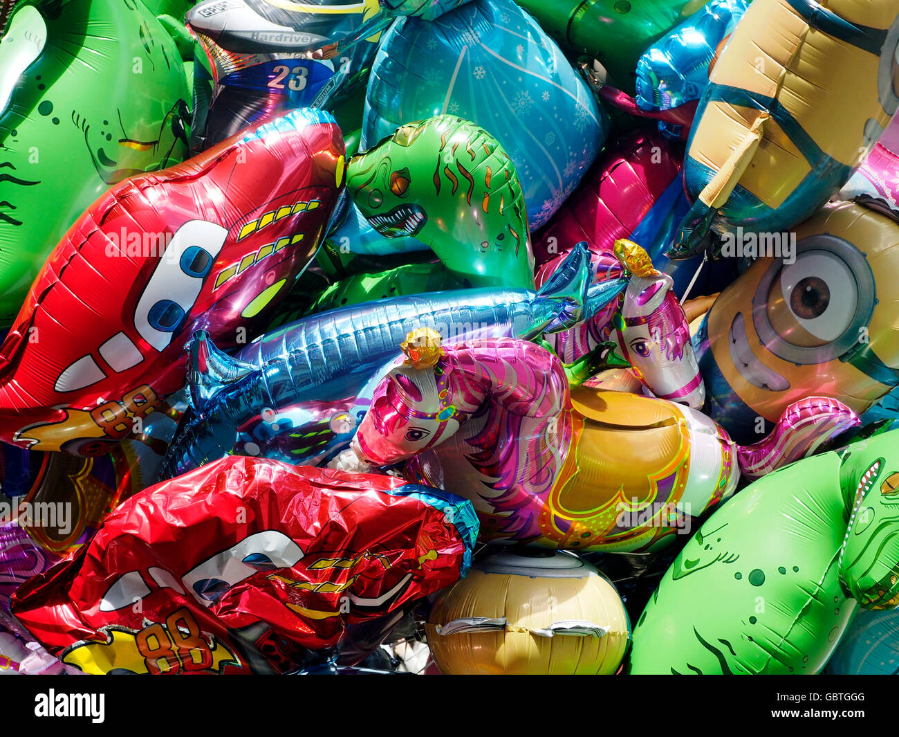 Coloridos globos llenos de helio con forma de personajes de dibujos  animados Fotografía de stock - Alamy