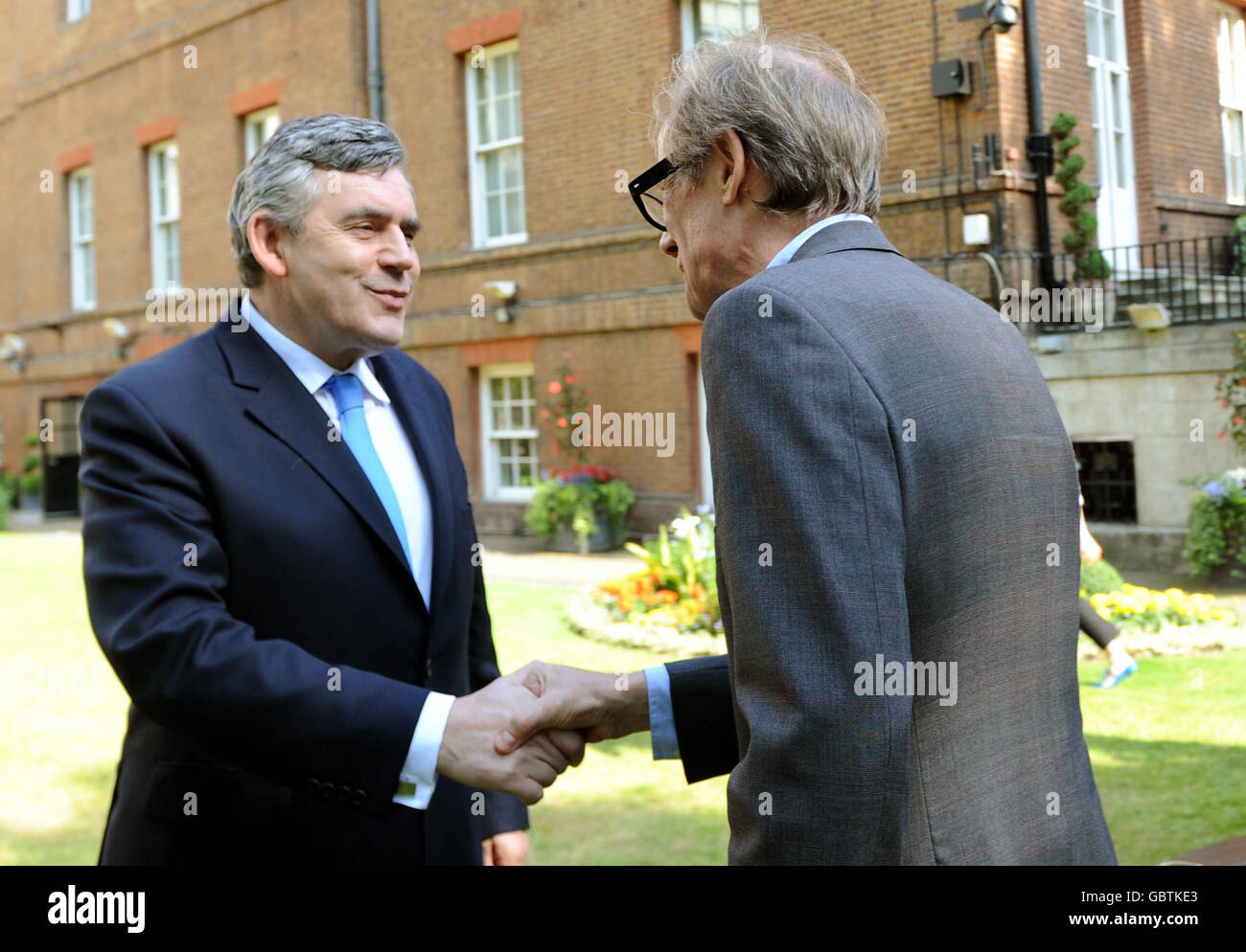 El Primer Ministro Gordon Brown sacude las manos con Bill Nighy mientras se encuentra con miembros de la Campaña de Mortalidad Materna en el jardín de 10 Downing Street, Londres. Foto de stock