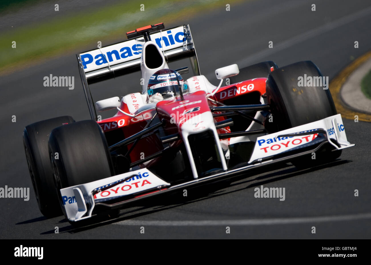 Jarno Trulli de Toyota durante la sesión de calificación en Albert Park, Melbourne, Australia. Foto de stock