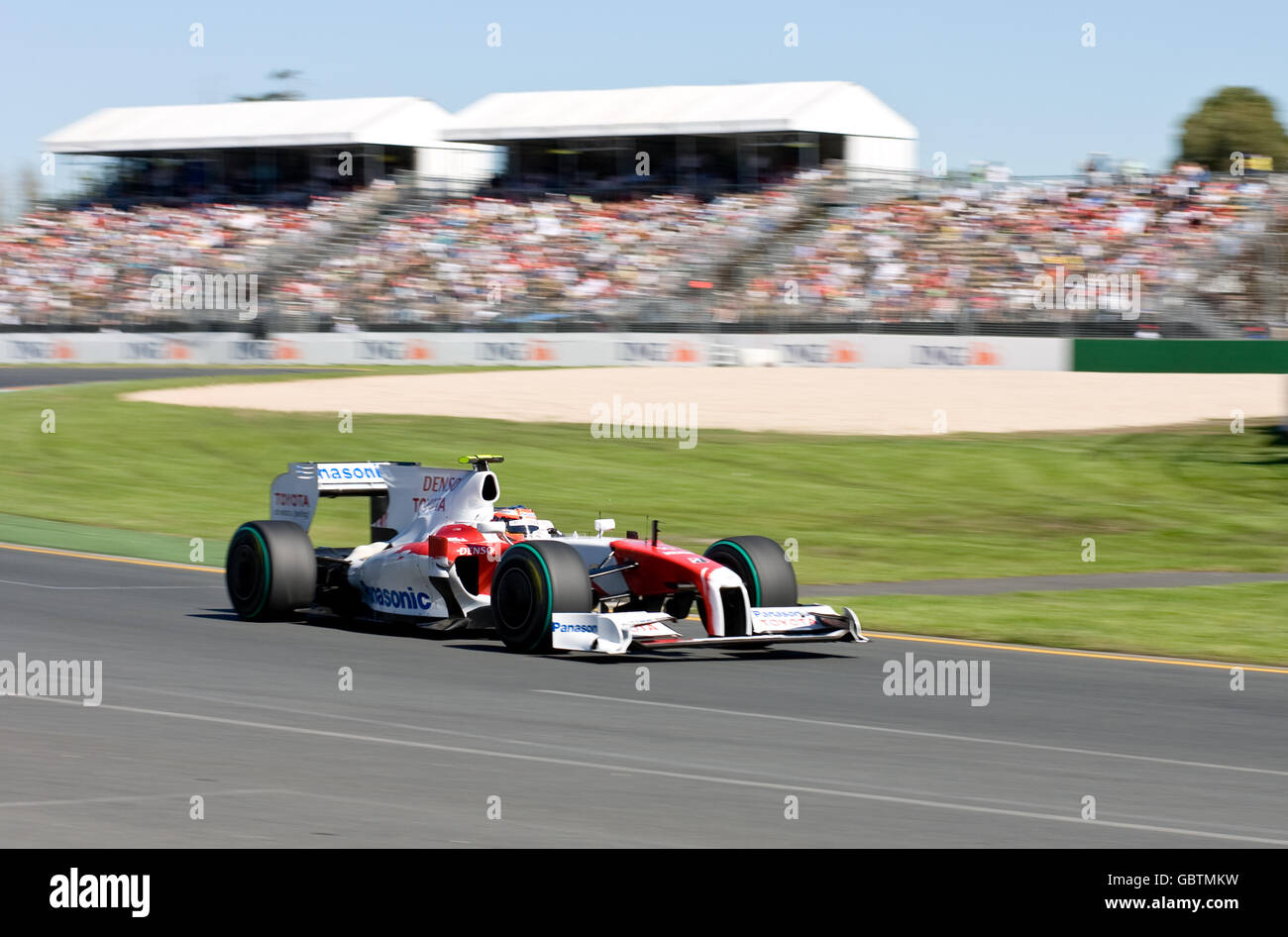 Timo Glock de Toyota durante la sesión de calificación en Albert Park, Melbourne, Australia. Foto de stock