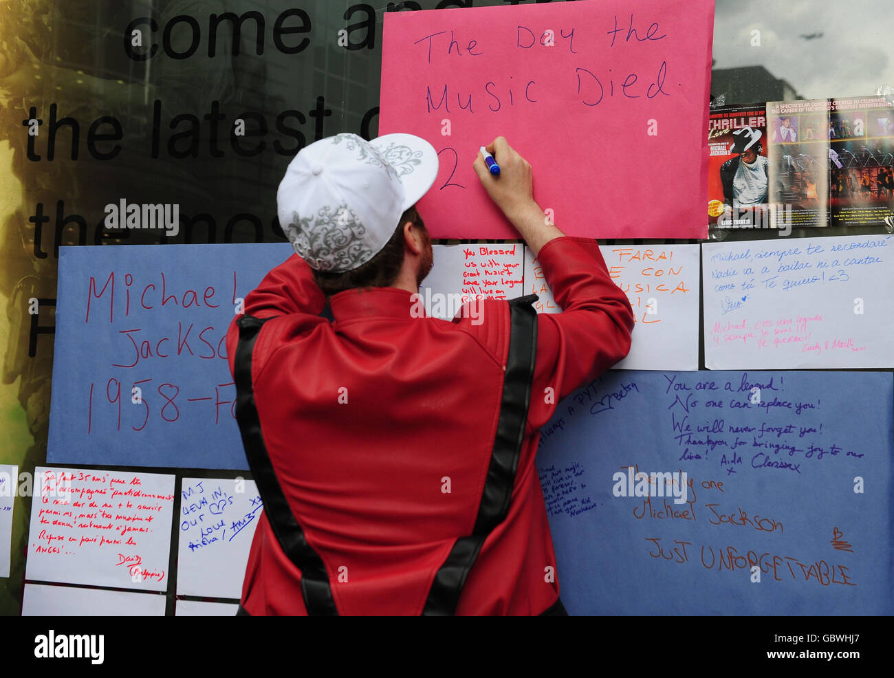 Los fans dejan mensajes en un santuario para la estrella pop Michael Jackson fuera de una tienda HMV en Leicester Square, Londres. Foto de stock