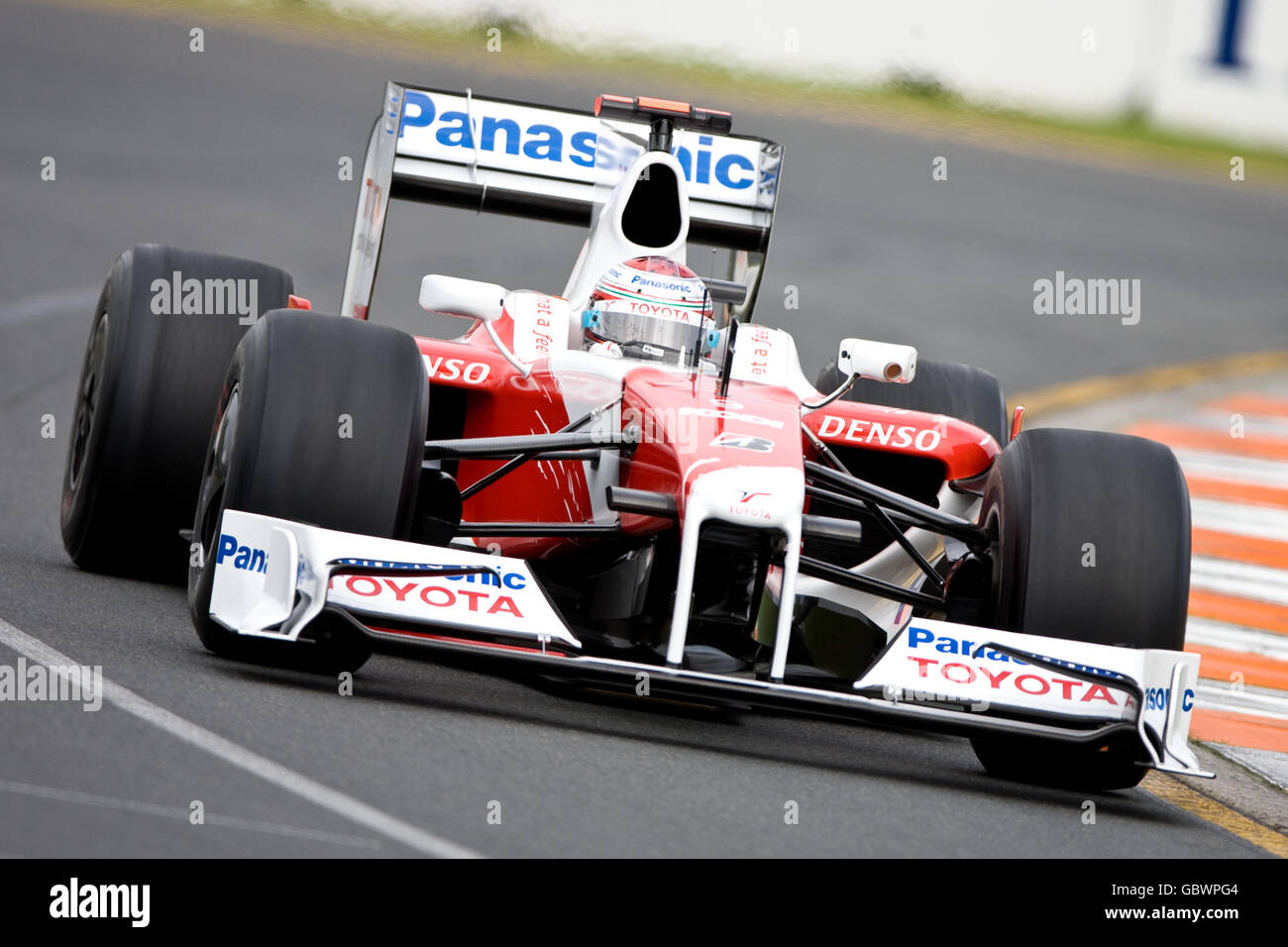 Jarno Trulli de Toyota durante la primera práctica en Albert Park Foto de stock