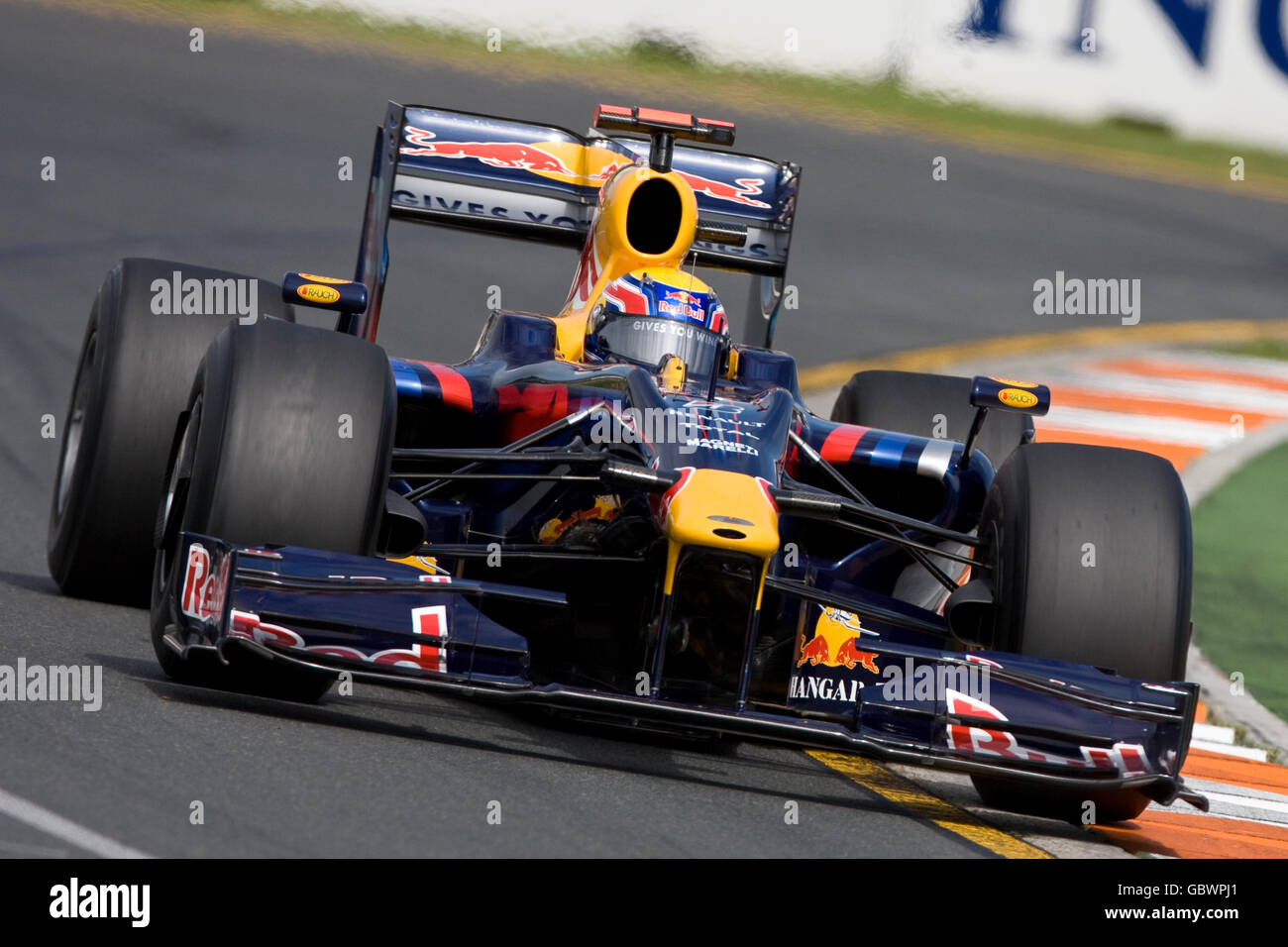 Red Bull's Mark Webber durante la primera práctica en Albert Parque Foto de stock