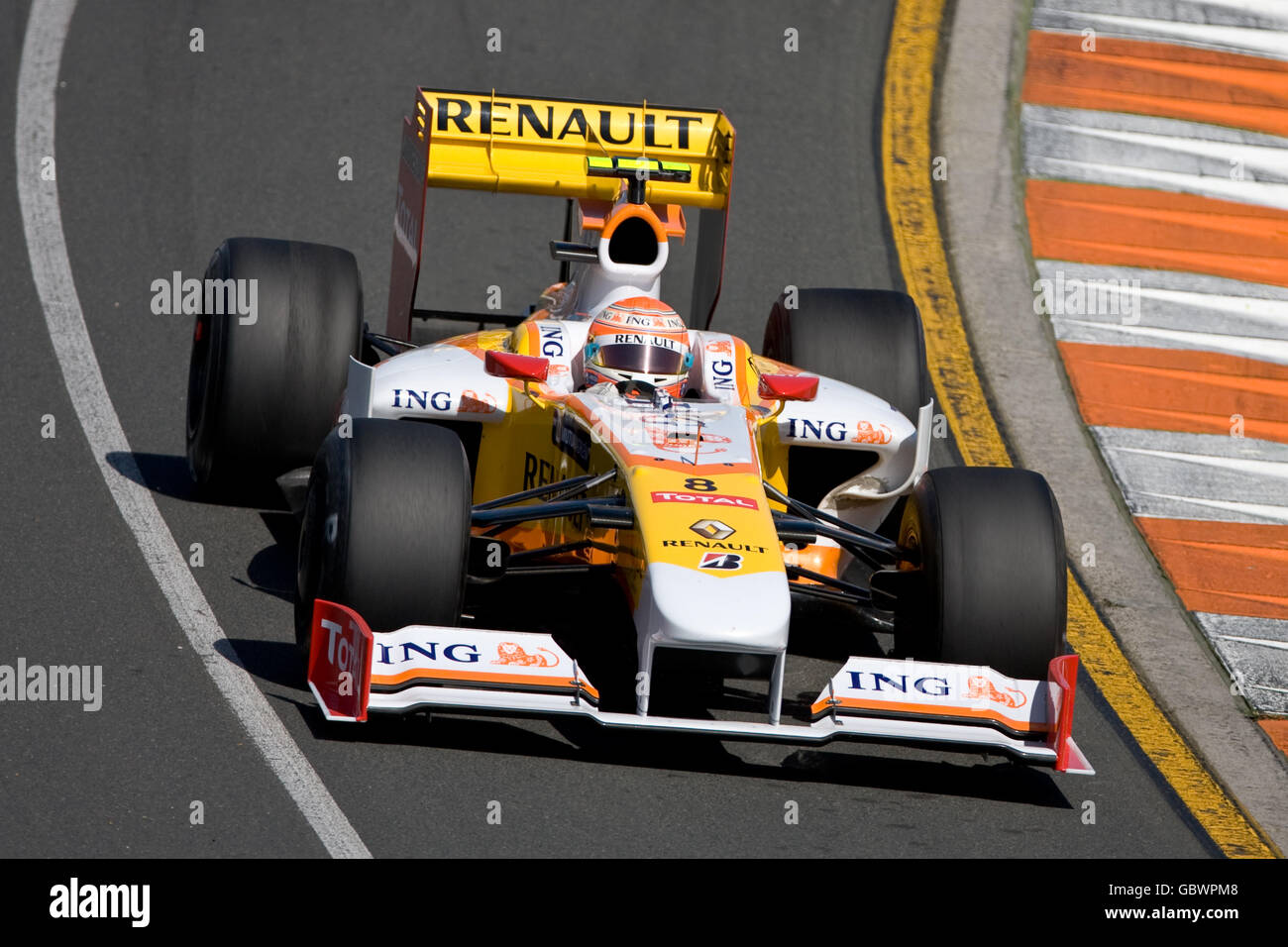 Heikki Kovalainen de Renault durante la primera práctica en Albert Park Foto de stock