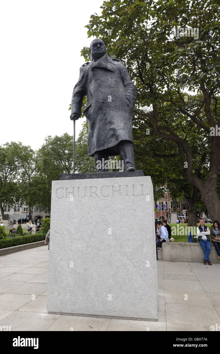 Winston Churchill estatua en la plaza del parlamento Foto de stock