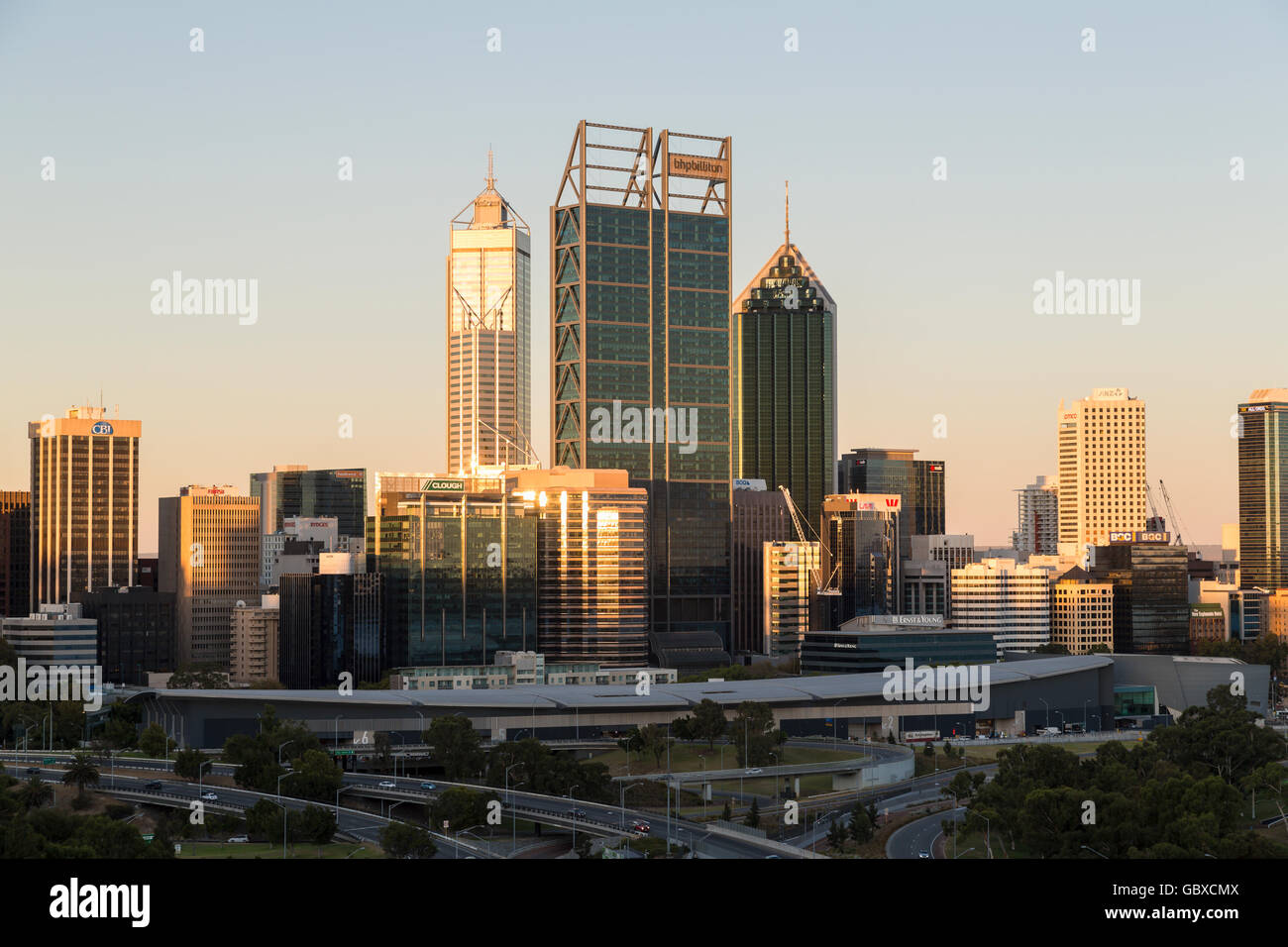 Ciudad de Perth, Australia al atardecer en un día soleado con el cielo azul Foto de stock