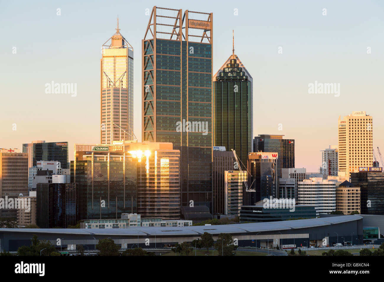 Ciudad de Perth, Australia al atardecer en un día soleado con el cielo azul Foto de stock