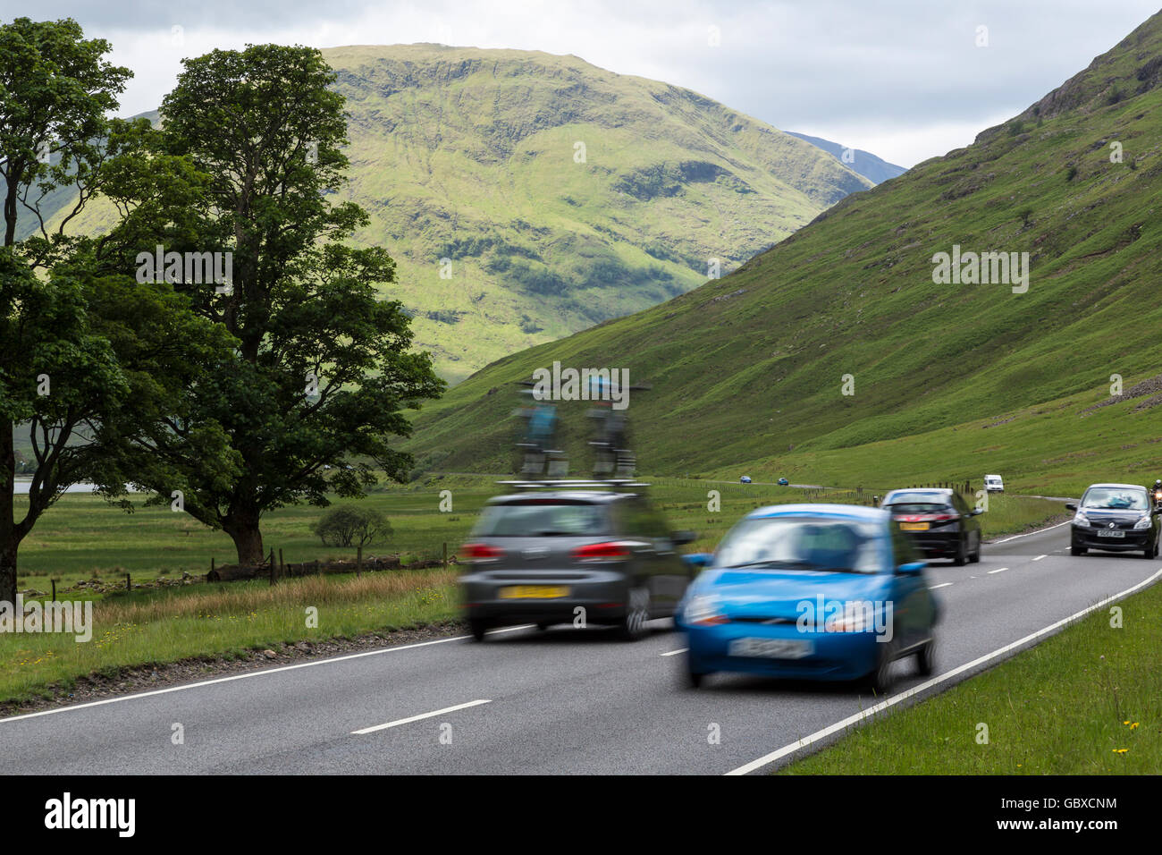 Unidades de tráfico de vacaciones a lo largo de country road en Glencoe, Escocia Foto de stock