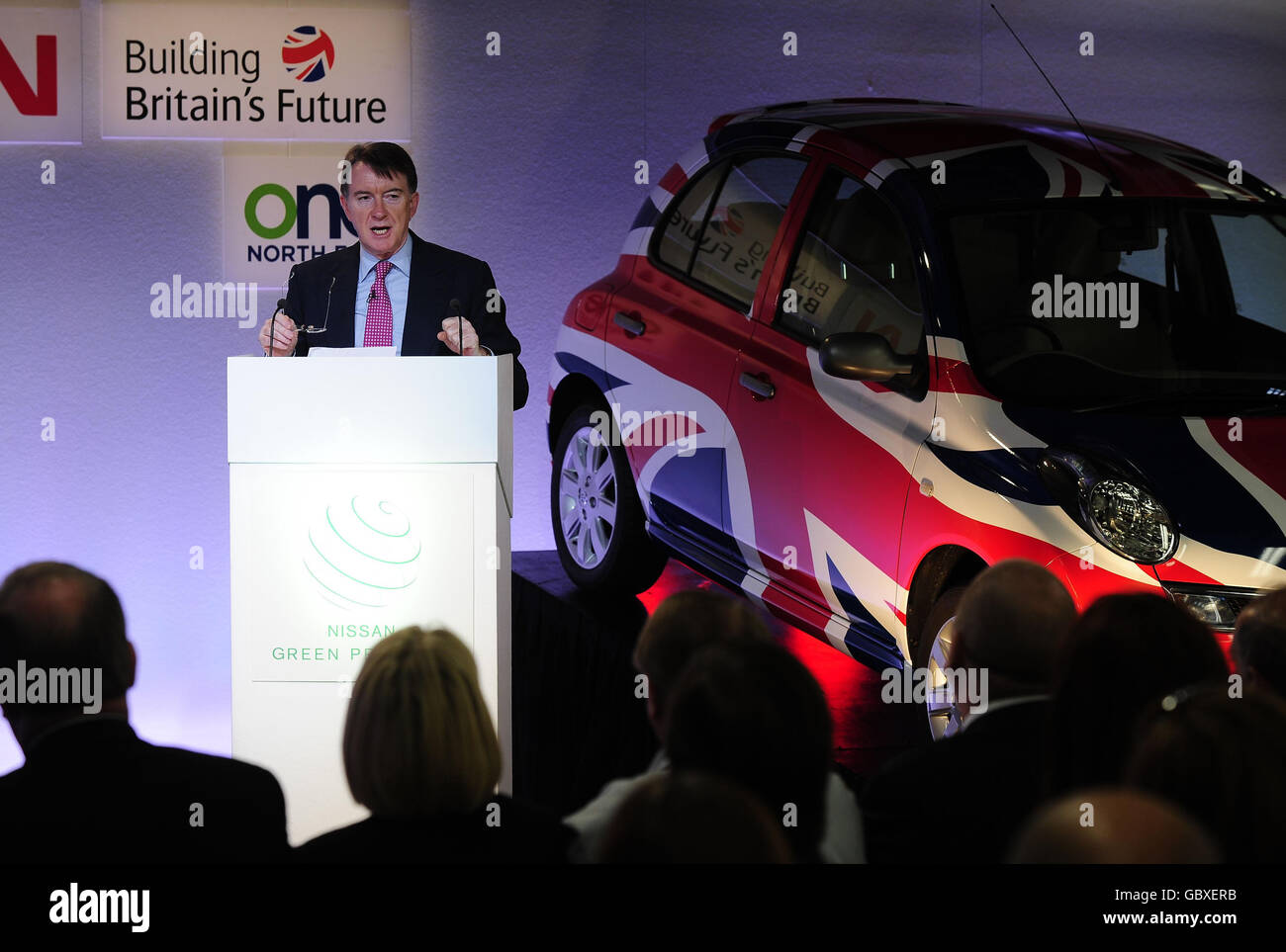 El Secretario de negocios Peter Mandelson en la Nissan Works en Sunderland. Foto de stock
