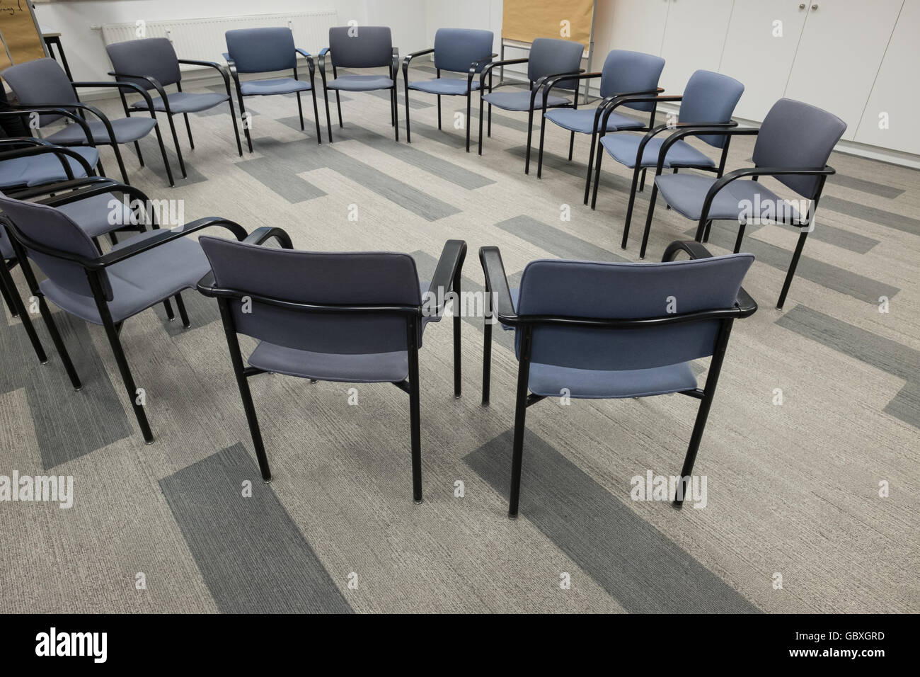 Círculo de sillas en la sala de taller y educación avanzada Foto de stock