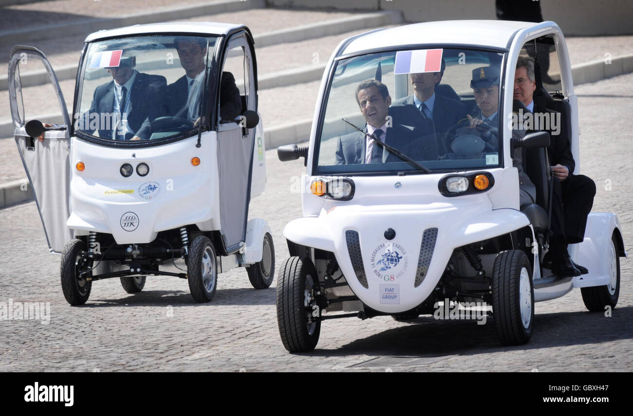El presidente francés Nicholas Sarkozy llega en un carrito de golf para asistir al Foro de las Grandes Economías con otros G8 líderes en la Cumbre de G8 en L'Aquila, Italia. Foto de stock