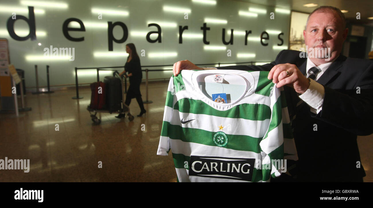 El detective Constable Dougie McClounie lleva una camiseta céltica falsa en el aeropuerto de Glasgow, para destacar los problemas asociados con la compra de productos falsificados en el extranjero. Foto de stock