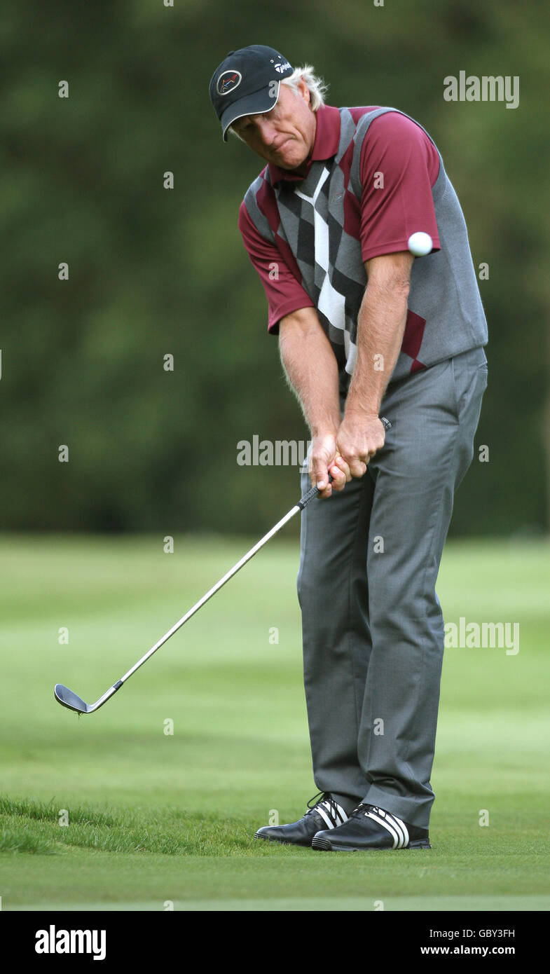 Greg Norman de Australia en acción durante la Segunda Ronda del Abierto Senior de Mastercard en Sunningdale Golf Club, Berkshire. Foto de stock