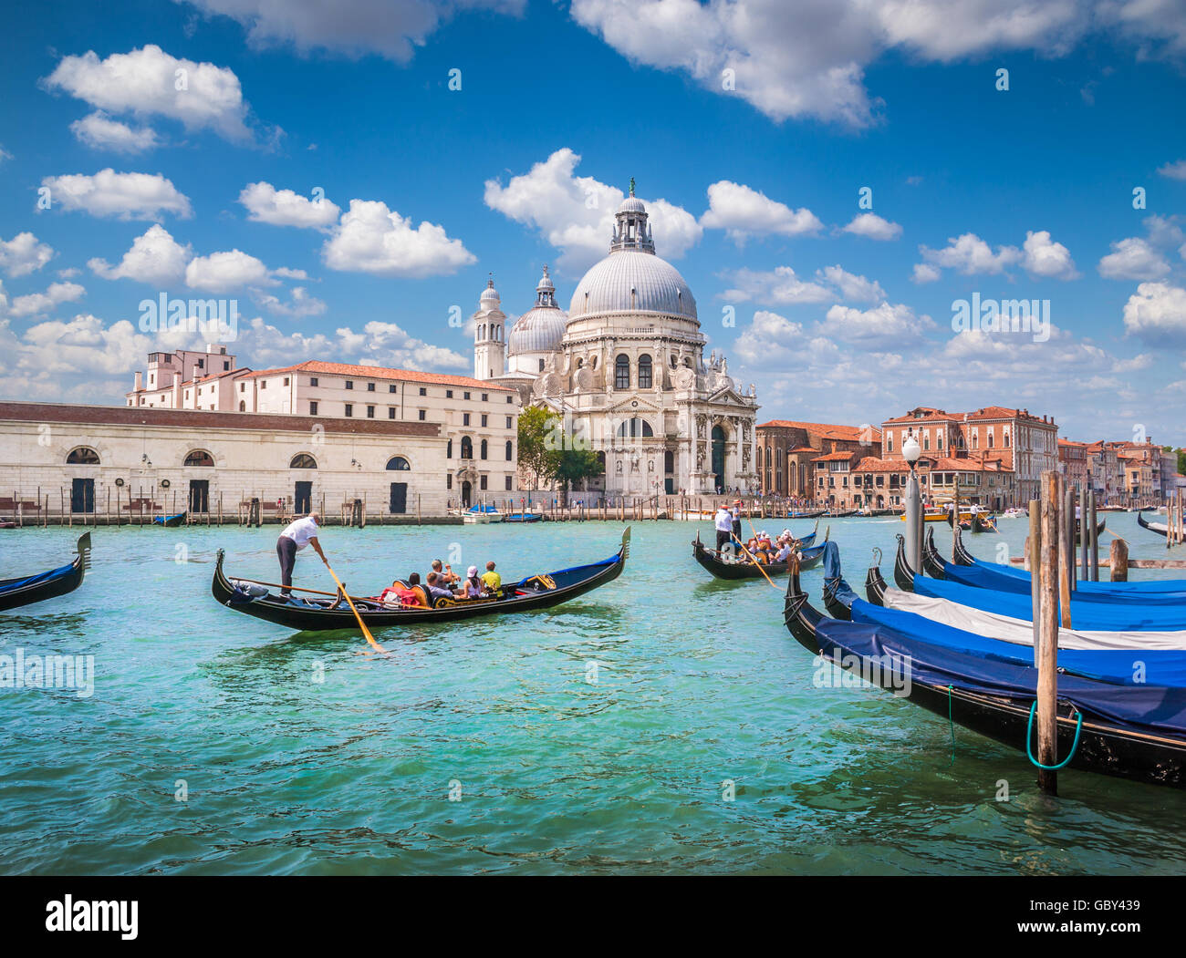 Las góndolas tradicionales en el Canal Grande con la histórica Basílica di Santa Maria della Salute, en el fondo, Venecia, Italia Foto de stock