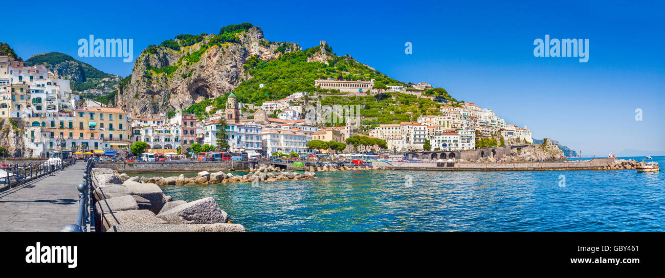 Vista panorámica del casco histórico de la ciudad de Amalfi, en la famosa costa de Amalfi con el Golfo de Salerno, en verano, Campania, Italia Foto de stock
