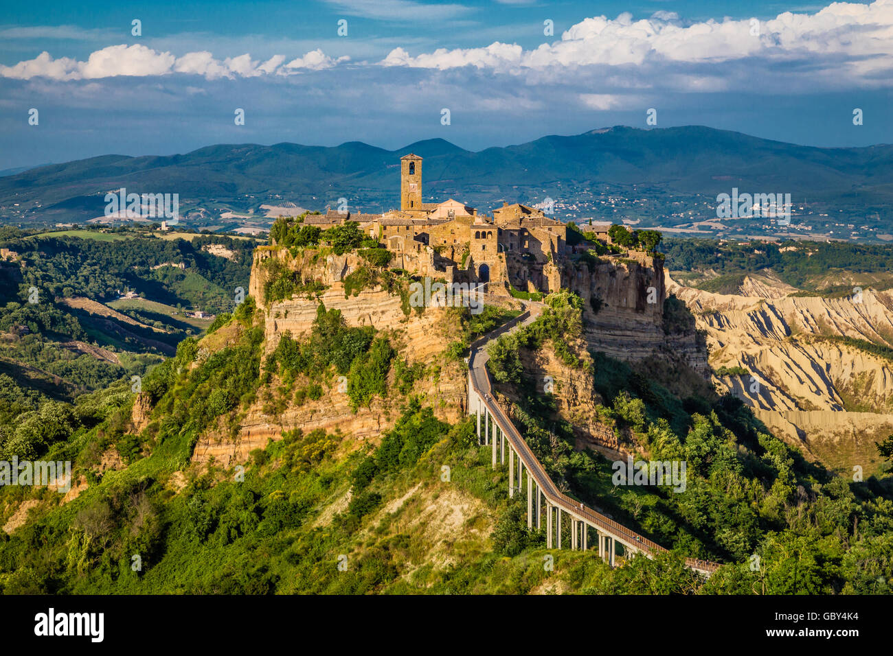 La antigua ciudad de Civita di Bagnoregio con el valle del río Tíber en golden luz del atardecer, Lacio, Italia Foto de stock