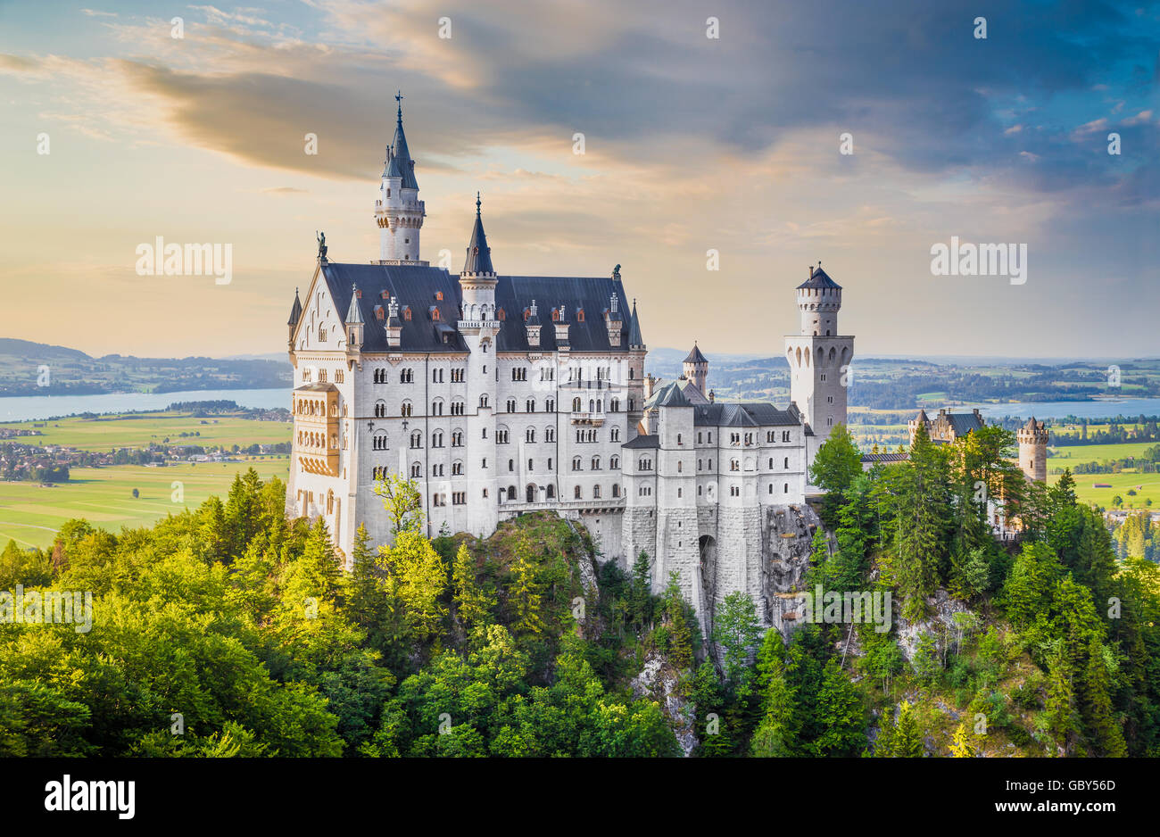 Vista clásica del mundialmente famoso Castillo de Neuschwanstein, uno de los castillos más visitados de Europa, al atardecer, Baviera, Alemania Foto de stock