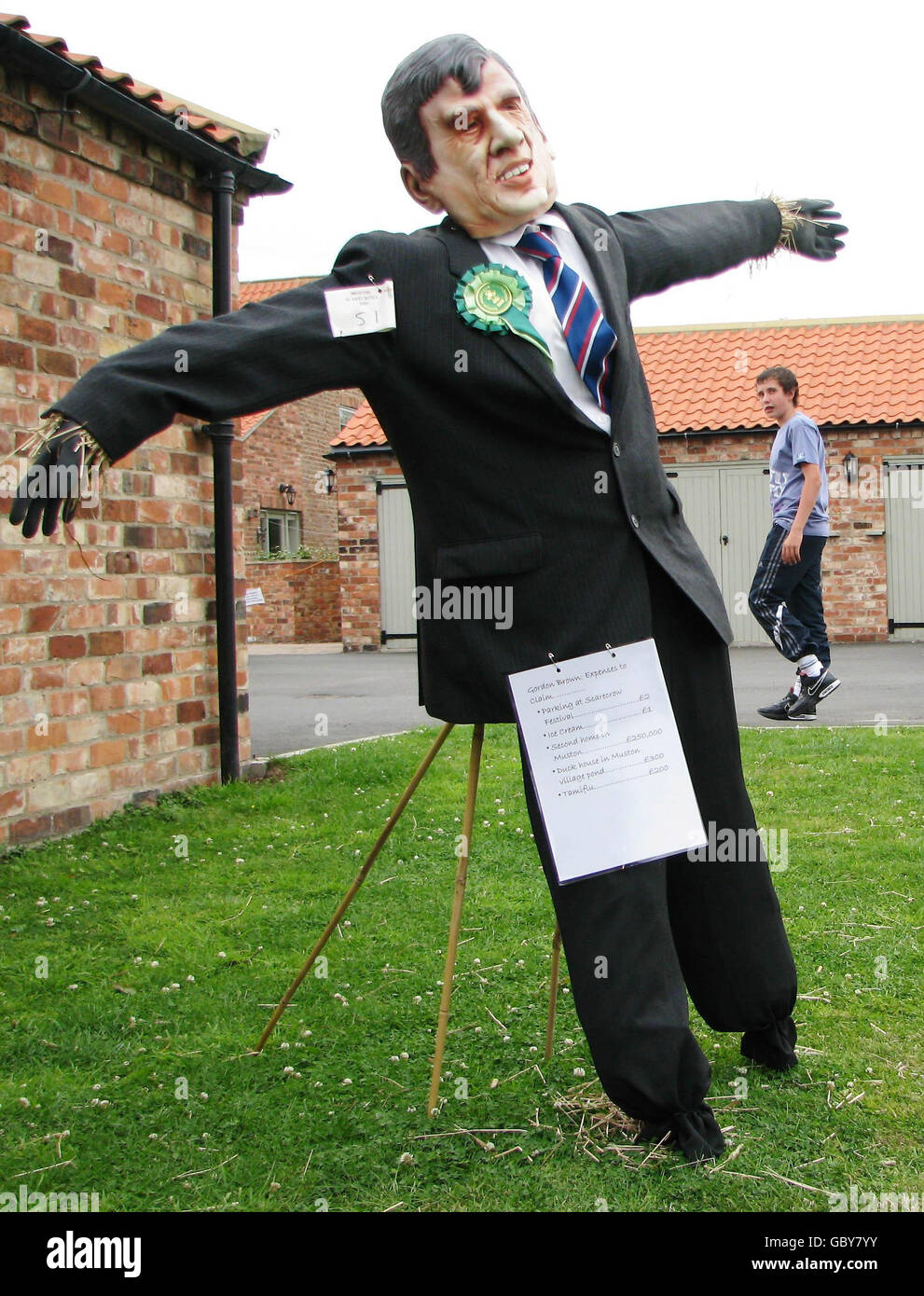 Un espantapájaros ganador del primer ministro Gordon Brown lleva su premio después de que los jueces lo seleccionaran entre las docenas de entradas en el Muston, cerca de Filey, competencia anual de Scarecrow. Foto de stock