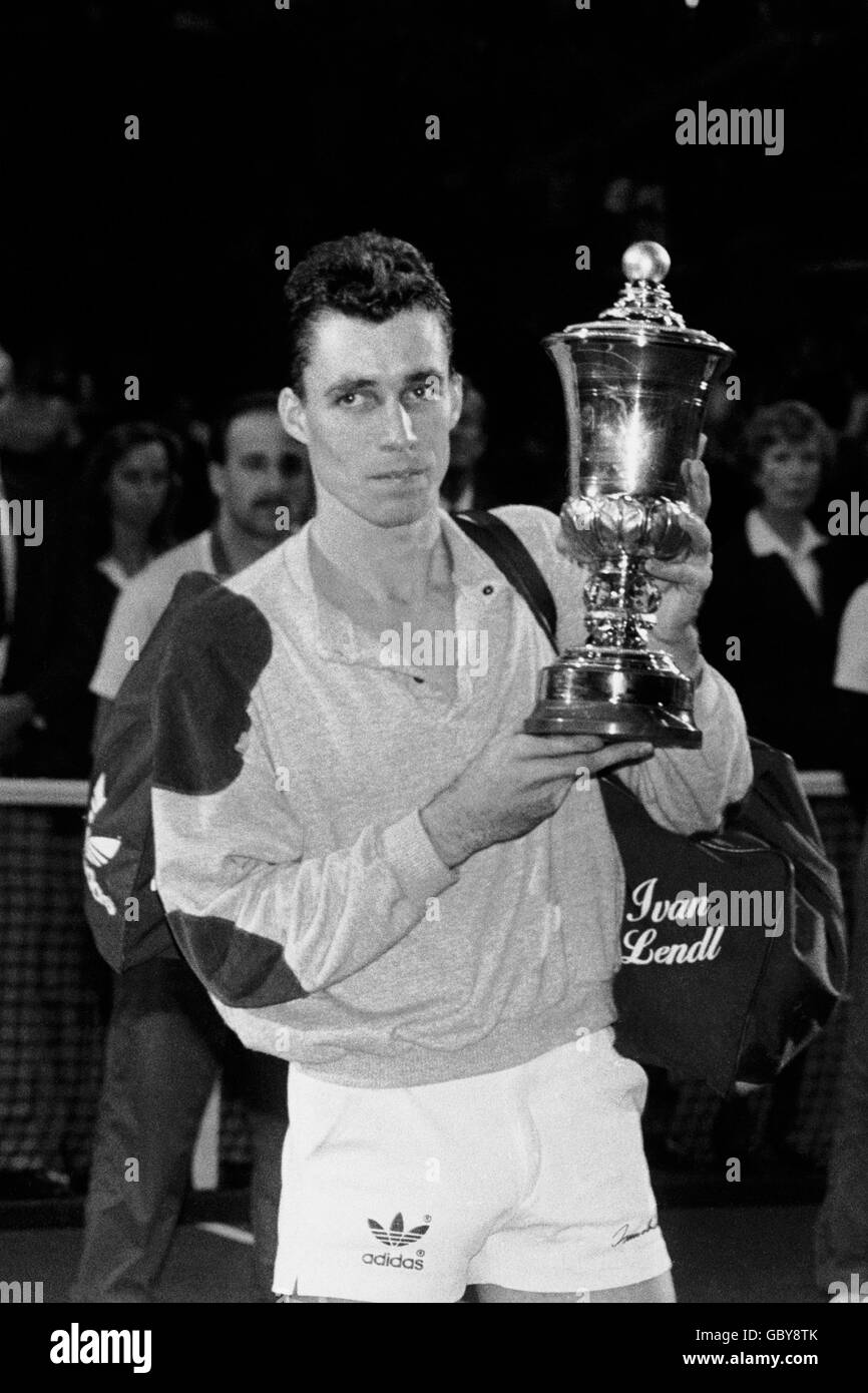 Tenis - Torneo Benson y Hedges. Ivan Lendl levanta el trofeo después de su victoria en la final Foto de stock