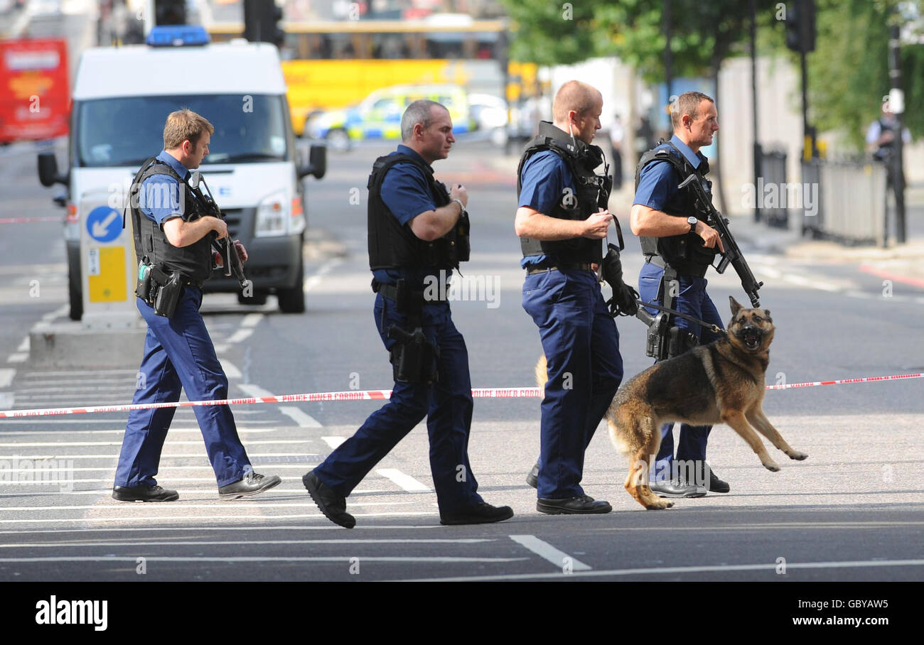 Policía armada en la escena en Blackfriars Road, donde una patrulla de policía fue baleado en las cercanías de The Cut, Waterloo. Foto de stock