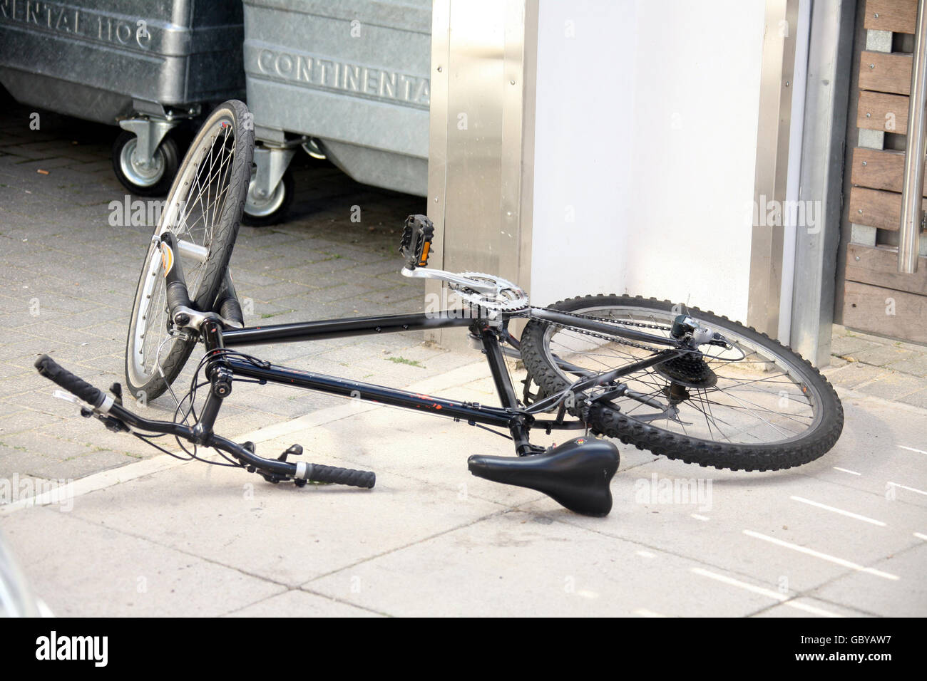 Una bicicleta de montaña en la escena en Blackfriars Road, donde una patrulla de policía fue baleado cerca en The Cut, Waterloo. Foto de stock