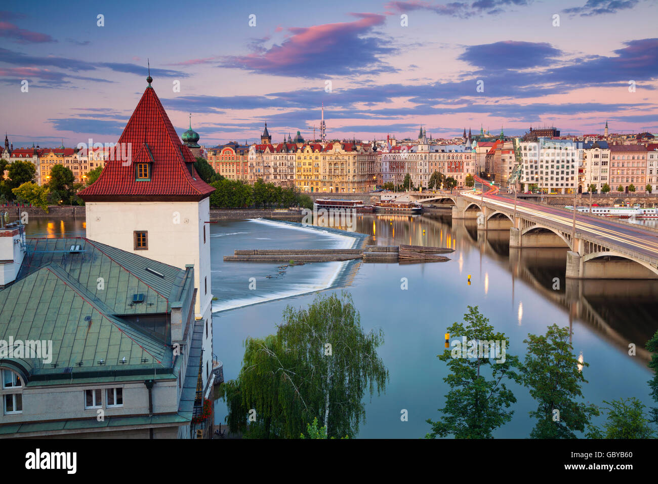 Praga Praga. Imagen de Riverside durante el verano, la puesta de sol. Foto de stock