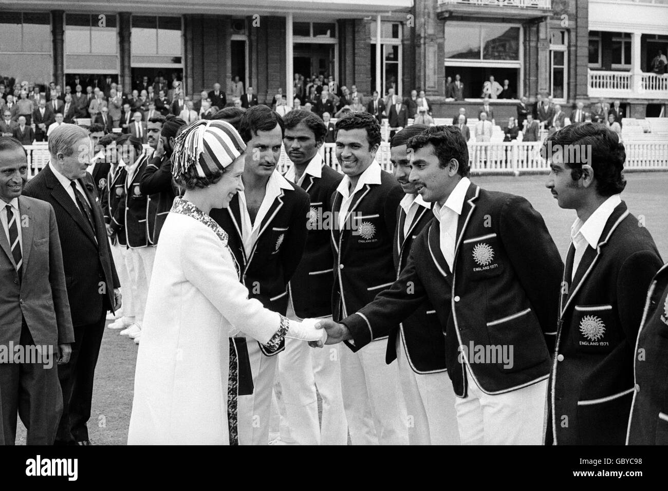 Cricket - Primera prueba - Inglaterra contra India - Primer día. Sunil Gavaskar (segundo r) de la India es presentado a Su Majestad la Reina Isabel II (l) por su capitán Ajit Wadekar (segundo l) Foto de stock