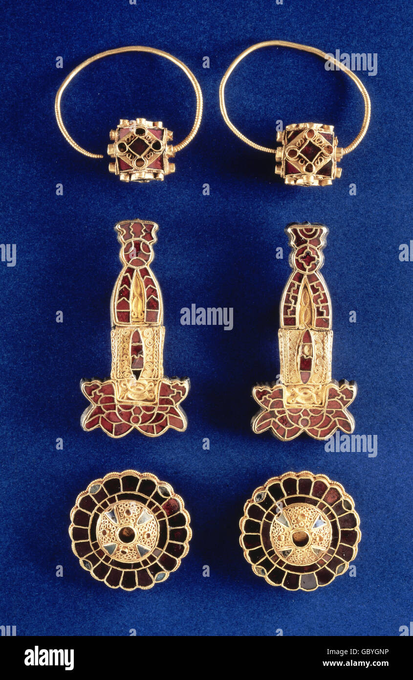 Bellas artes, Edad Media, Francos, joyería merovingia, oído el anillo,  fíbulas, alrededor del siglo 7 Fotografía de stock - Alamy