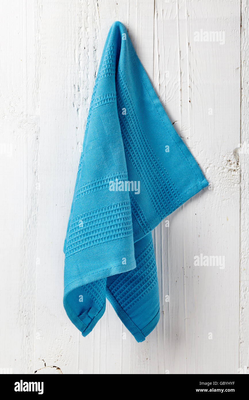 Blue spa toalla colgada en la pared de madera blanca antecedentes  Fotografía de stock - Alamy